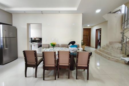 Casa de condomínio à venda com 250m², 3 quartos e 4 vagasSala e Jantar