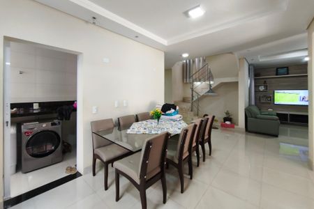 Casa de condomínio à venda com 250m², 3 quartos e 4 vagasSala e Jantar