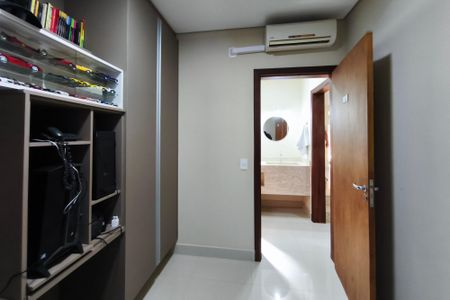 Casa de condomínio à venda com 250m², 3 quartos e 4 vagasEscritório