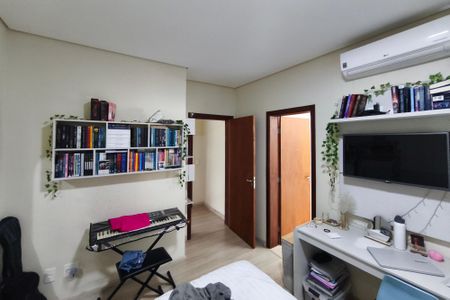 Casa de condomínio à venda com 250m², 3 quartos e 4 vagasSuíte 2