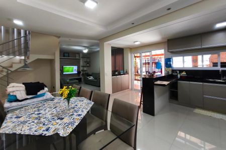 Casa de condomínio à venda com 250m², 3 quartos e 4 vagasSala e Jantar