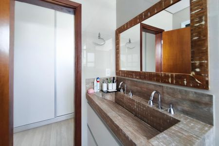 Casa de condomínio à venda com 250m², 3 quartos e 4 vagasBanheiro Suíte 3