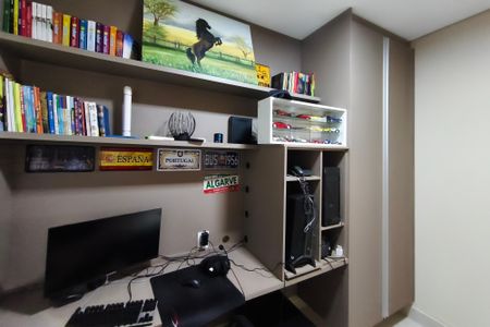 Casa de condomínio à venda com 250m², 3 quartos e 4 vagasEscritório