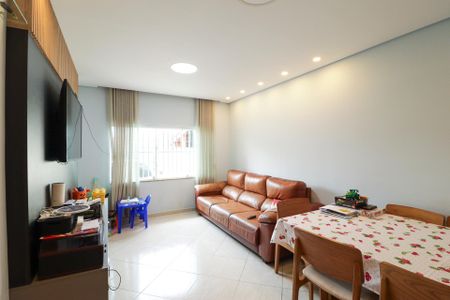 Casa à venda com 117m², 3 quartos e 2 vagas Casa à venda com 117m², 3 quartos e 2 vagasSala