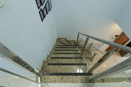 Casa à venda com 117m², 3 quartos e 2 vagas Casa à venda com 117m², 3 quartos e 2 vagasEscada