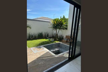 Casa de condomínio à venda com 250m², 3 quartos e 4 vagasFoto 02