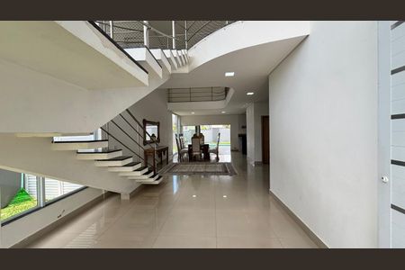 Casa de condomínio para alugar com 300m², 3 quartos e 4 vagasFoto 01