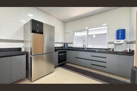 Casa de condomínio para alugar com 300m², 3 quartos e 4 vagasFoto 01