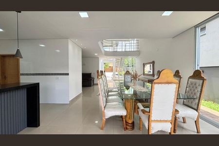 Casa de condomínio para alugar com 300m², 3 quartos e 4 vagasFoto 01