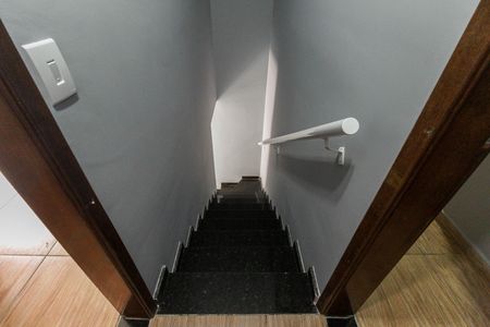 Casa de condomínio à venda com 65m², 2 quartos e 1 vaga Casa de condomínio à venda com 65m², 2 quartos e 1 vagaEscada