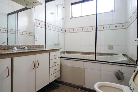 Casa à venda com 325m², 3 quartos e 2 vagasBanheiro da suíte 3