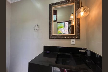 Casa à venda com 490m², 4 quartos e 4 vagasBanheiro externo da piscina