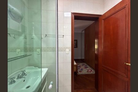 Casa à venda com 490m², 4 quartos e 4 vagasBanheiro da Suíte 1