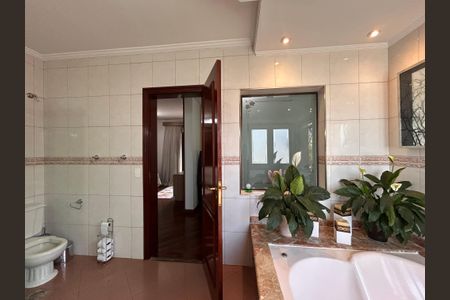 Casa à venda com 490m², 4 quartos e 4 vagasBanheiro da Suíte 2