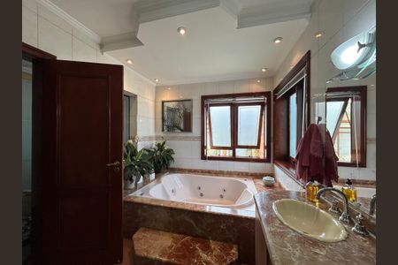 Casa à venda com 490m², 4 quartos e 4 vagasBanheiro da Suíte 2