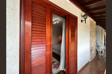 Casa à venda com 490m², 4 quartos e 4 vagasVaranda da Suíte 1 e 2