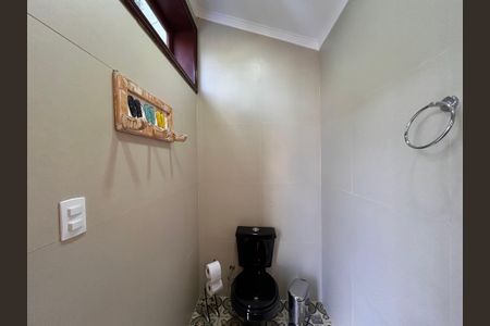 Casa à venda com 490m², 4 quartos e 4 vagasBanheiro externo da piscina