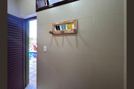 Casa à venda com 490m², 4 quartos e 4 vagasBanheiro externo da piscina