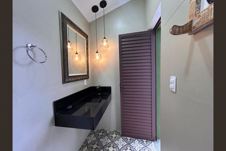 Casa à venda com 490m², 4 quartos e 4 vagasBanheiro externo da piscina