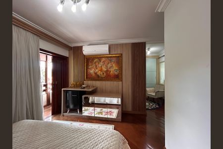 Casa à venda com 490m², 4 quartos e 4 vagasSuíte 2