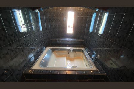 Casa para alugar com 342m², 4 quartos e 6 vagas Casa para alugar com 342m², 4 quartos e 6 vagasBanheiro da Suíte