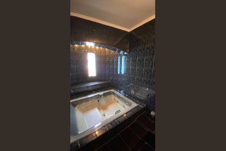 Casa para alugar com 342m², 4 quartos e 6 vagas Casa para alugar com 342m², 4 quartos e 6 vagasBanheiro da Suíte