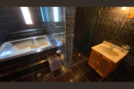 Casa para alugar com 342m², 4 quartos e 6 vagas Casa para alugar com 342m², 4 quartos e 6 vagasBanheiro da Suíte