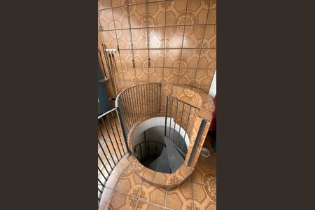 Casa para alugar com 342m², 4 quartos e 6 vagas Casa para alugar com 342m², 4 quartos e 6 vagasÁrea de Serviço - escada