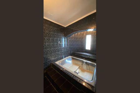 Casa para alugar com 342m², 4 quartos e 6 vagas Casa para alugar com 342m², 4 quartos e 6 vagasBanheiro da Suíte