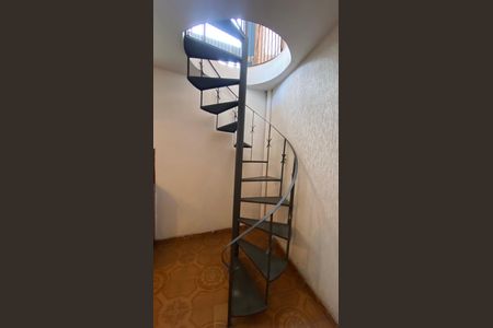 Casa para alugar com 342m², 4 quartos e 6 vagas Casa para alugar com 342m², 4 quartos e 6 vagasEscada