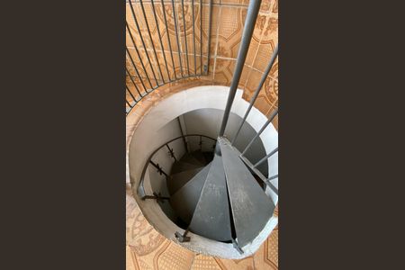 Casa para alugar com 342m², 4 quartos e 6 vagas Casa para alugar com 342m², 4 quartos e 6 vagasEscada