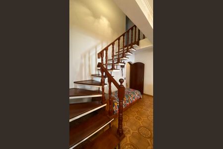 Casa para alugar com 342m², 4 quartos e 6 vagas Casa para alugar com 342m², 4 quartos e 6 vagasEscada