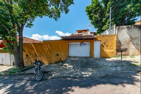 Casa à venda com 360m², 5 quartos e 5 vagasFachada e placa