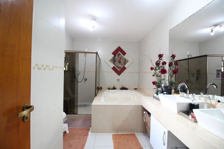 Casa de condomínio à venda com 313m², 5 quartos e 7 vagasQuarto 4 - Banheiro da Suíte