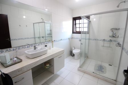 Casa de condomínio à venda com 313m², 5 quartos e 7 vagasQuarto 3 - Banheiro da Suíte