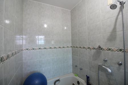 Casa de condomínio à venda com 313m², 5 quartos e 7 vagasQuarto 2 - Banheiro da Suíte