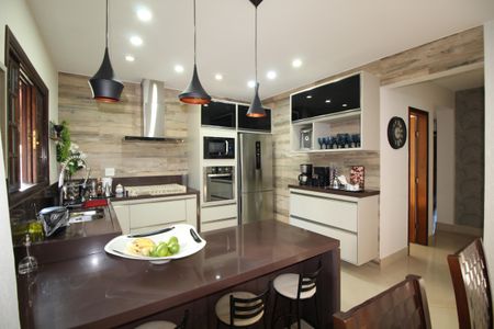 Casa de condomínio à venda com 313m², 5 quartos e 7 vagasCozinha