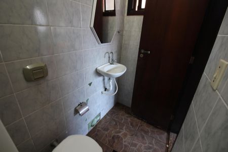 Casa de condomínio à venda com 313m², 5 quartos e 7 vagasBanheiro de Serviço