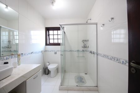 Casa de condomínio à venda com 313m², 5 quartos e 7 vagasQuarto 3 - Banheiro da Suíte