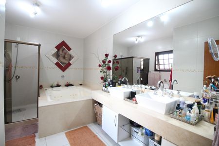 Casa de condomínio à venda com 313m², 5 quartos e 7 vagasQuarto 4 - Banheiro da Suíte