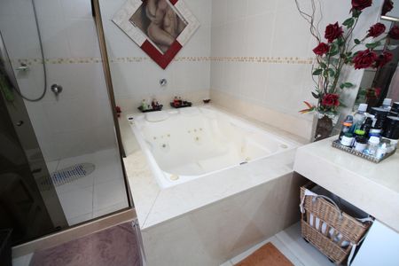 Casa de condomínio à venda com 313m², 5 quartos e 7 vagasQuarto 4 - Banheiro da Suíte