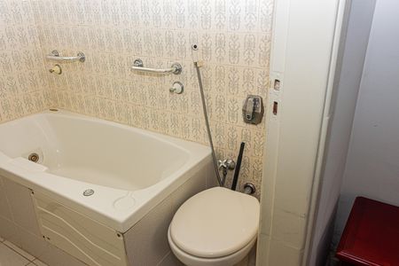 Casa à venda com 280m², 4 quartos e 8 vagas Casa à venda com 280m², 4 quartos e 8 vagasBanheiro da Suíte
