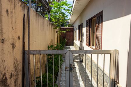 Casa à venda com 280m², 4 quartos e 8 vagas Casa à venda com 280m², 4 quartos e 8 vagasCorredor