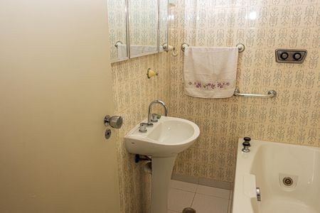 Casa à venda com 280m², 4 quartos e 8 vagas Casa à venda com 280m², 4 quartos e 8 vagasBanheiro da Suíte