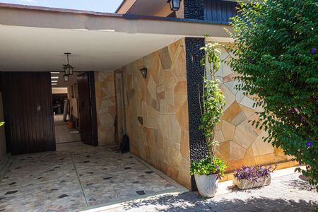 Casa à venda com 280m², 4 quartos e 8 vagas Casa à venda com 280m², 4 quartos e 8 vagasFachada