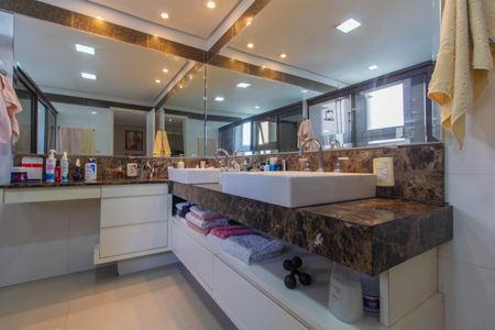 Casa à venda com 300m², 3 quartos e 3 vagasBanheiro da Suíte