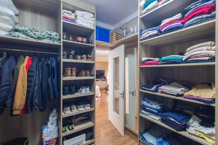 Casa à venda com 300m², 3 quartos e 3 vagasCloset da suíte