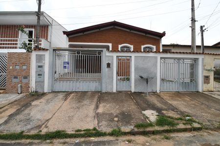Casa à venda com 200m², 3 quartos e 3 vagasFachada e Placa