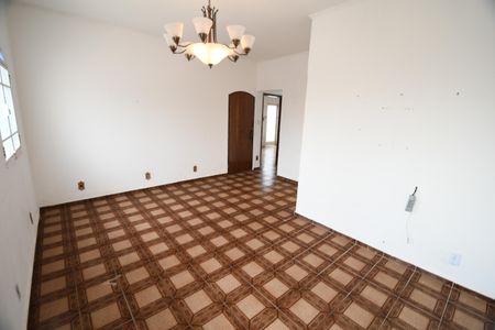 Casa à venda com 200m², 3 quartos e 3 vagasSala