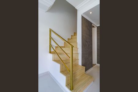 Casa de condomínio para alugar com 103m², 2 quartos e 1 vagaEscada